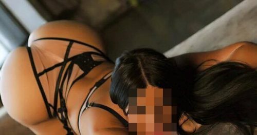 Dolgun Göğüslu Escort Döndü